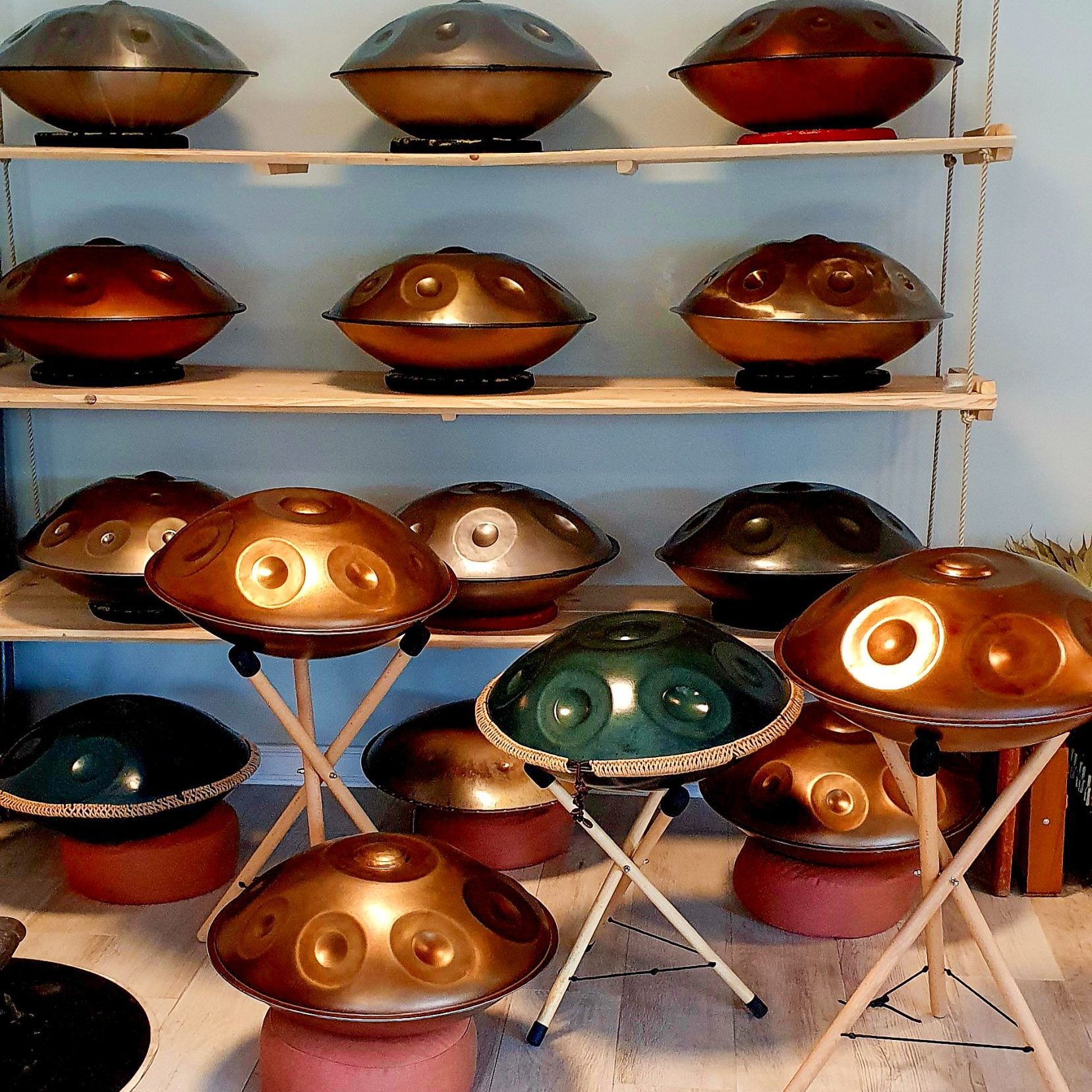 Divers aanbod kwalitatieve handpannen.